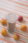 Apricot smoothie and apricots — Stock Photo