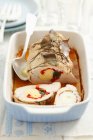 Peito de peru recheado com ovo, pimentas vermelhas e espinafre em prato branco sobre toalha — Fotografia de Stock
