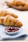 Süße Croissants mit Marmelade — Stockfoto