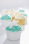 Cupcakes mit grünem und gelbem Zuckerguss verziert — Stockfoto