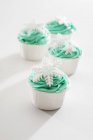 Cupcakes mit grünem Zuckerguss verziert — Stockfoto