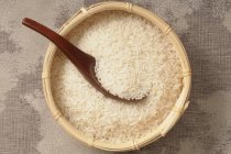 Сушеный сырой рис басмати — стоковое фото