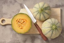 Meloni freschi con metà — Foto stock