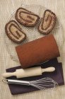 Vista superior del rollo suizo de chocolate en rodajas - foto de stock