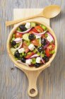 Салат «грецький» з оливками і фетою в мисці — стокове фото