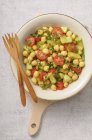 Salada de grão-de-bico com tomate e ervas — Fotografia de Stock