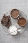 Mousse de chocolate en el stand - foto de stock