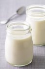 Yogurt naturale in barattoli — Foto stock