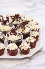 Rote Samt-Cupcakes auf Platte — Stockfoto