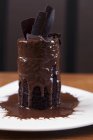 Высокий лавовый шоколадный торт — стоковое фото
