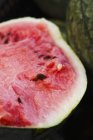 Frische Wassermelonenhälfte — Stockfoto