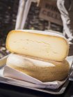 Круглий Alpkase сиру — стокове фото