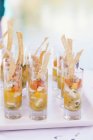 Vista elevada de aperitivos de Ceviche en vasos de chupito - foto de stock