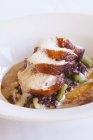 Coscia di pollo disossata ripiena con lenticchie, fagiolini e brodo di schiuma — Foto stock