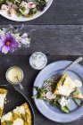 Фритатта со спаржей и салатом — стоковое фото