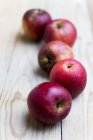 Manzanas rojas frescas ecológicas - foto de stock