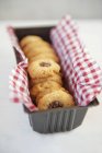 Biscuits à la confiture sur serviette — Photo de stock