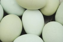 Vista close-up de pastel azul e verde ovo heap — Fotografia de Stock