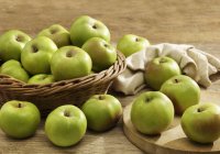 Green Bramley apples — Stock Photo