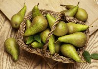 Peras frescas maduras con hojas - foto de stock