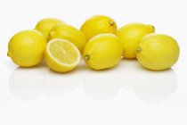 Limones frescos maduros con la mitad - foto de stock