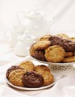 Ассорти печенья на тарелках — стоковое фото