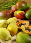 Mangos frescos y papayas - foto de stock