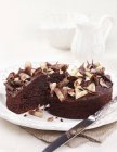Шоколадный торт с шоколадными завитками — стоковое фото