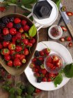 Strawberries and blackberries with leaves — Stock Photo