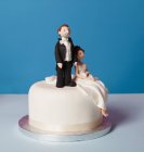 Невеликий весільний торт — стокове фото