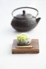 Vista de perto de Wagashi hortênsia e bule de chá — Fotografia de Stock