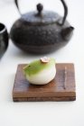 Крупним планом вид вагаші Соловей на дерев'яні дошки з чайника — стокове фото