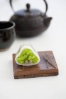 Vista close-up de pinho Wagashi com panela de chá e xícara — Fotografia de Stock