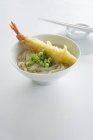 Fideos ramen con gambas tempura - foto de stock