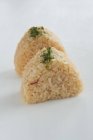 Bolas de arroz especiadas Onigiri - foto de stock