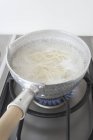 Erhöhter Blick auf Soba-Nudeln in kochendem Wasser — Stockfoto