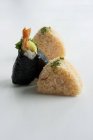Surtido de bolas de arroz especiado onigiri - foto de stock