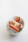 Суши из оши с жареным лососем — стоковое фото