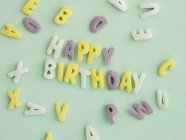 Крупним планом вид солодких літер правопис з днем народження — стокове фото