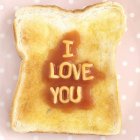 Fetta di pane tostato con lettere di pasta — Foto stock