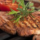 Steak de porc grillé au romarin frais — Photo de stock
