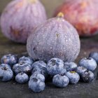 Bleuets et figues avec gouttelettes d'eau — Photo de stock
