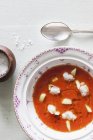 Gazpacho de tomate con langoustino - foto de stock