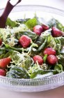Salade d'épinards aux fraises dans un bol — Photo de stock