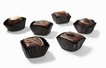 Chocolates recheados variados em caixas de papel — Fotografia de Stock