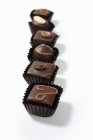 Rangée de chocolats fourrés assortis — Photo de stock