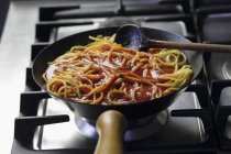 Pâtes spaghetti à la sauce tomate — Photo de stock