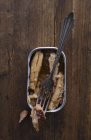 Boîte ouverte de sardines avec fourchette — Photo de stock
