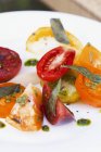 Томатный салат со свежим базиликом — стоковое фото