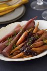 Жареная морковь с луком — стоковое фото